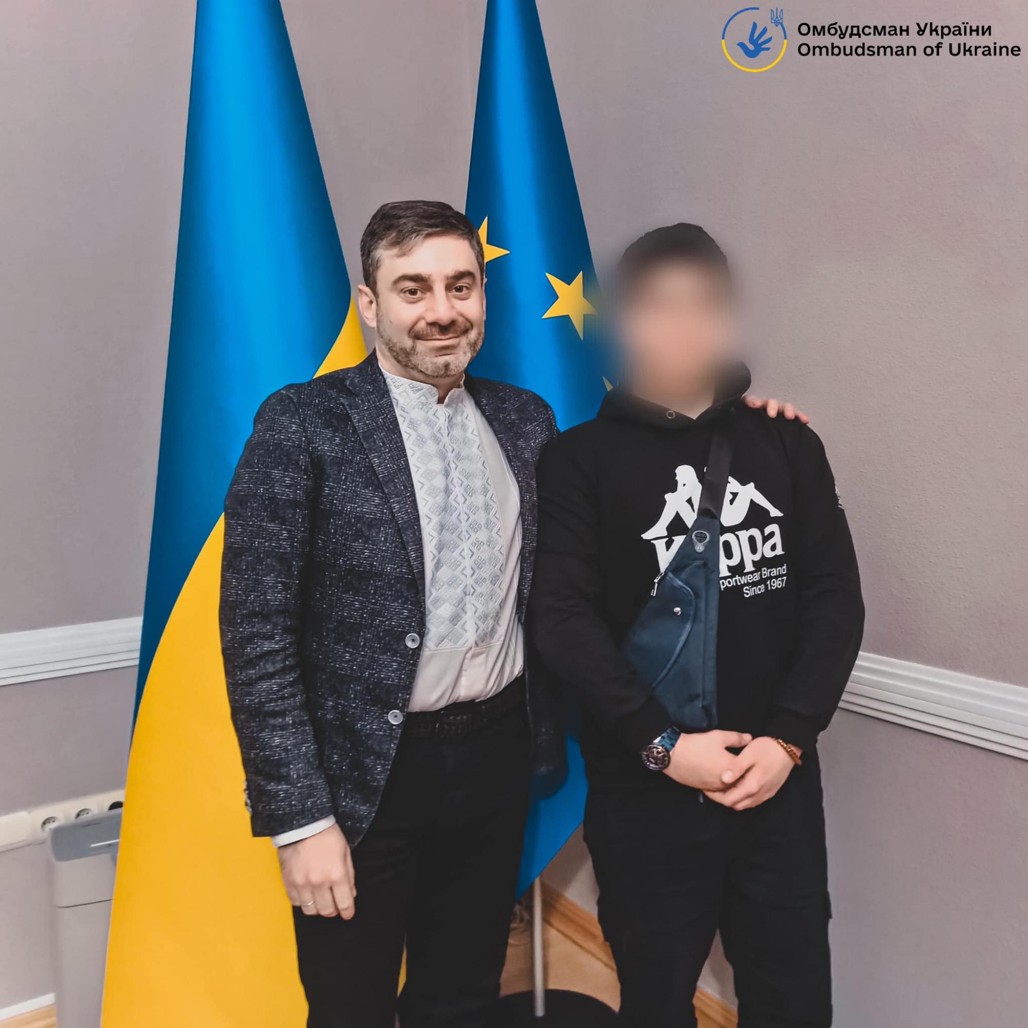 Принудительно вывезли из Мариуполя: юный украинец сбежал от россиян, которые его "усыновили" (фото)
